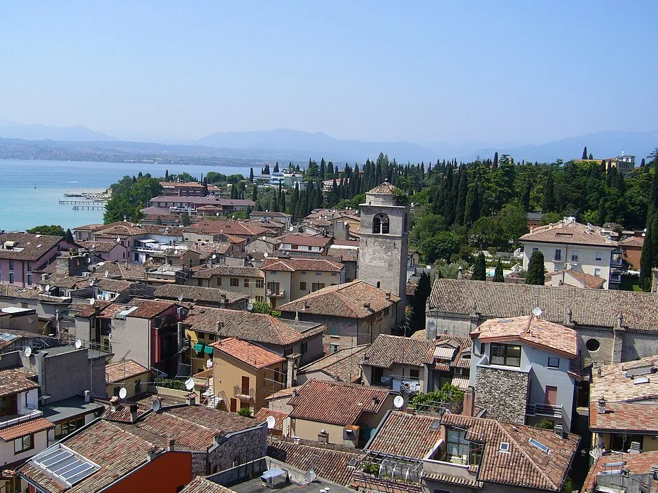 Sirmione aan de zuidkant van het Gardameer, in het landschap rond de Lugana-wijnen.