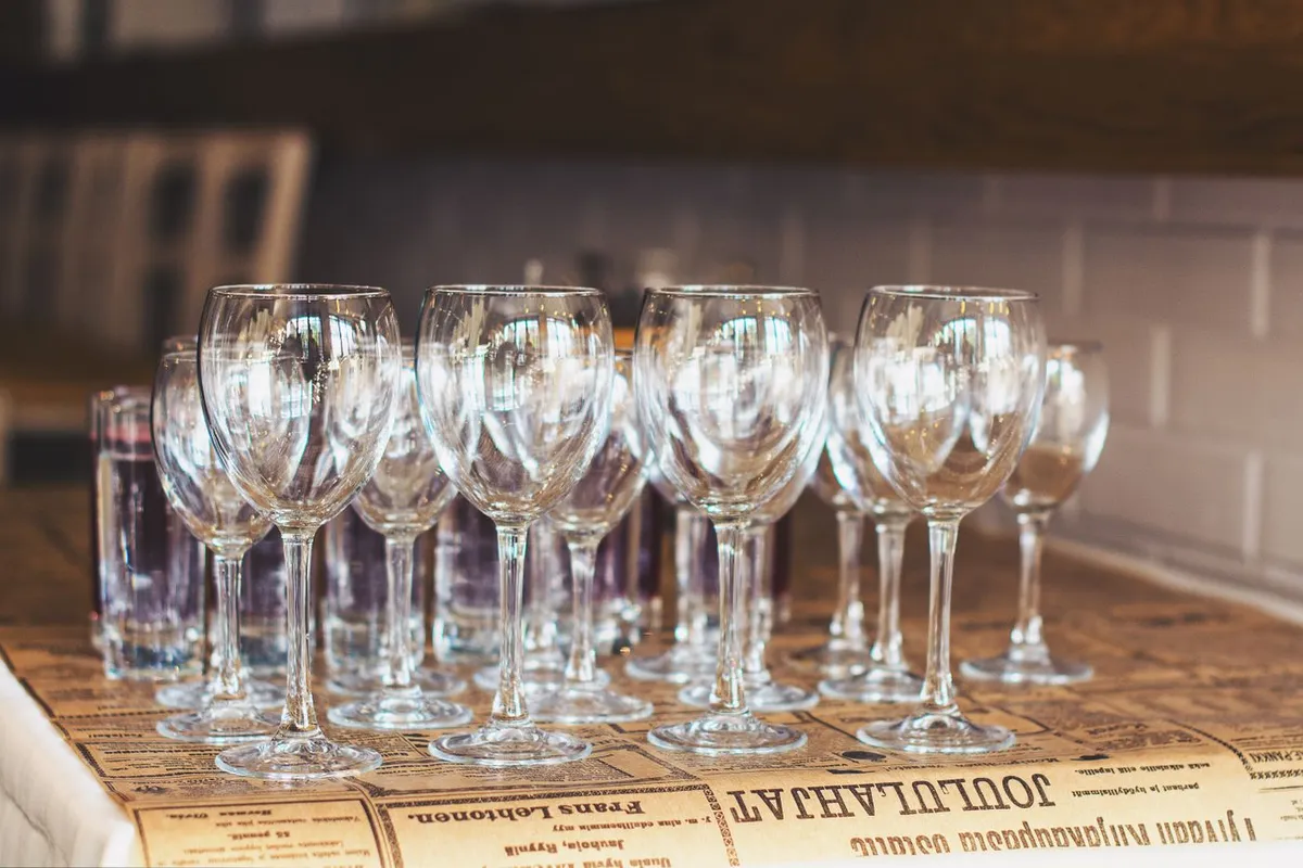 Lege wijnglazen met verschillende kelkvormen op een houten tafel