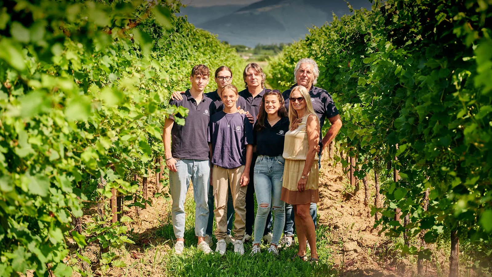 De familie Gasparetto samen tussen de wijnranken van Rive della Chiesa