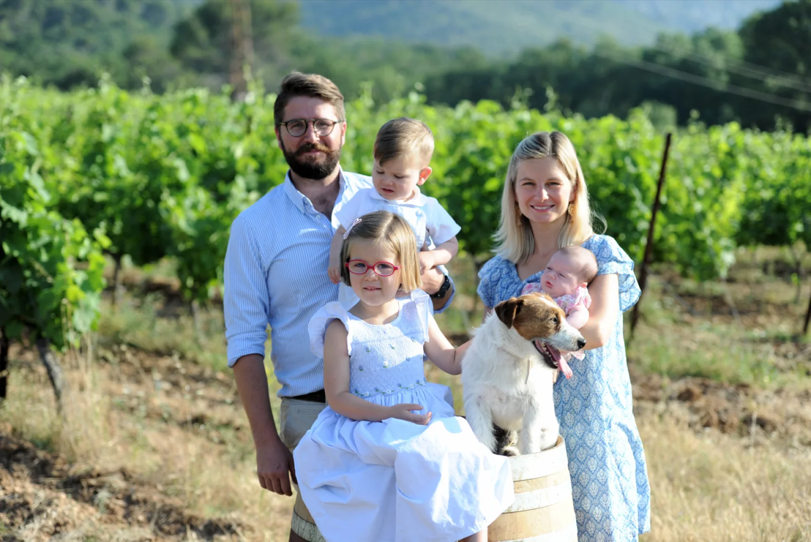 Jean-Guillaume en Constance d’Herbès met hun gezin en hond in de wijngaard