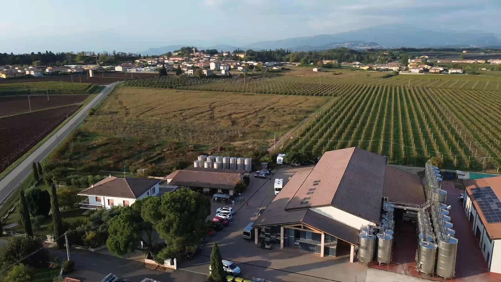 Luchtbeeld van het domein van Vincenzi en de omliggende wijngaarden